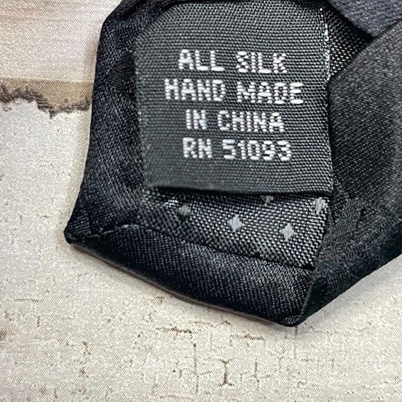 100% Silk Christmas Tie Golf Santa Tree Reindeer North Pole Sleigh Black A100973 - Picture 5 of 5